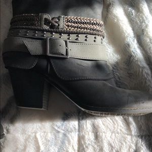 Calf boots with cute details! Grey color